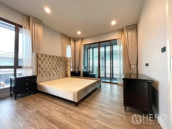独立式住宅 出售在Bang Kapi, Bangkok - 宽敞主卧，落地窗与木地板，软包床头架，推门通向阳台。