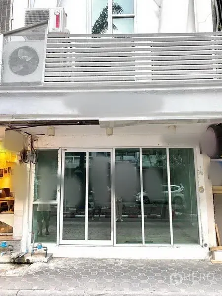 店屋 出租在Phaya Thai, Bangkok - 一层店面外立面，宽幅推拉玻璃门，靠近BTS帕亚泰站