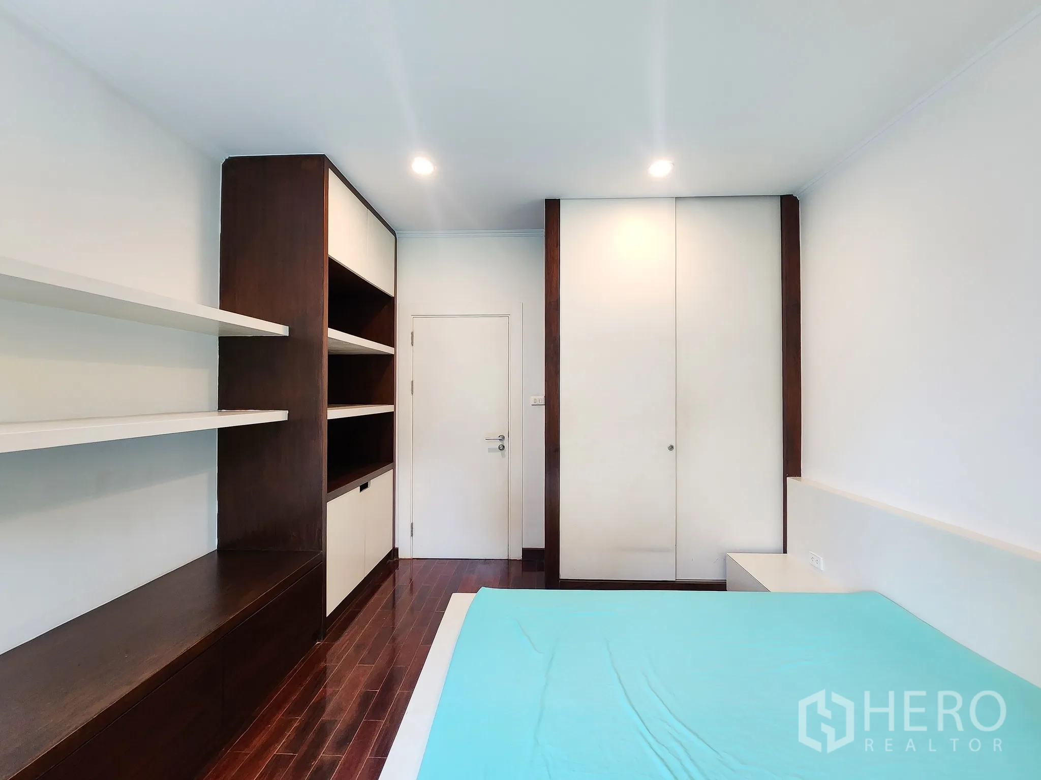 Detached House for rent in Bang Kapi, Bangkok - Walk-in closet area with vanity next to the bathroom entrance.