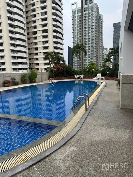 公寓 出租或出售在Bangkok - 室外泳池，平台层配城市天际线背景。