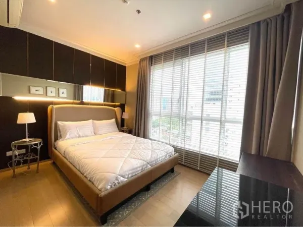 คอนโด ให้เช่าในWatthana, Bangkok - ห้องนอนอบอุ่น เตียงขนาดใหญ่ โคมไฟหัวเตียง และหน้าต่างสูงเต็มบานมองเห็นวิวเมือง