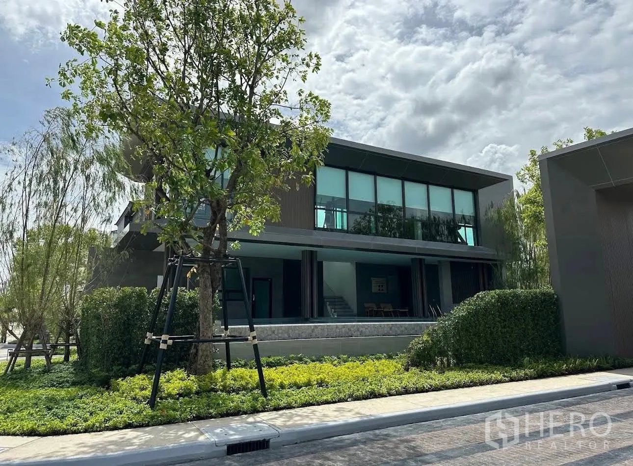Detached House for rent or sale in Prawet, Bangkok - Estate clubhouse exterior with modern architecture and landscaped grounds