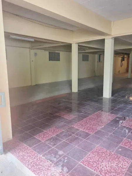 Warehouse for rent in Bang Yai, Nonthaburi - Covered ground-floor space with tiled floor and square columns.