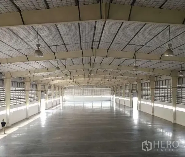 工厂 出租在Bang Bo, Samut Prakan - 超大生产空间，拱形高顶，侧墙通风百叶与抛光混凝土地面，适合重载作业。