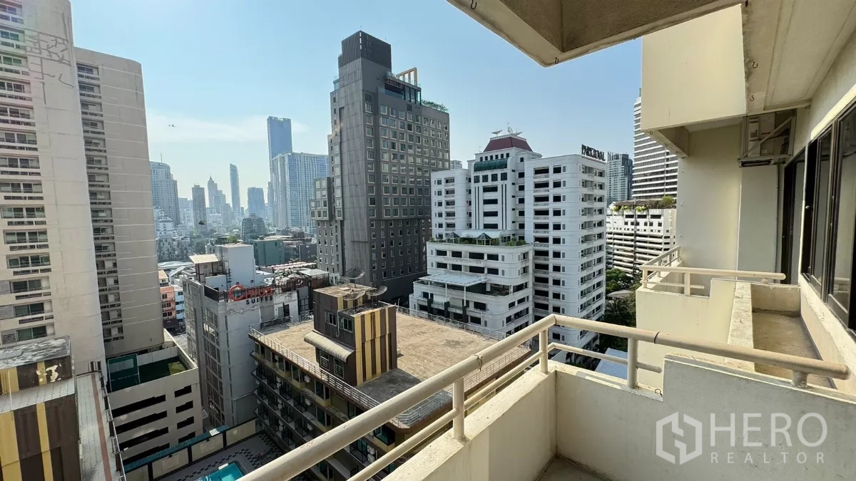 公寓 出租在Khlong Toei, Bangkok - 阳台眺望曼谷市中心高楼与天际线