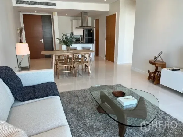 公寓 出租在Watthana, Bangkok - 客厅望向餐区与玄关，亮面地砖通铺。