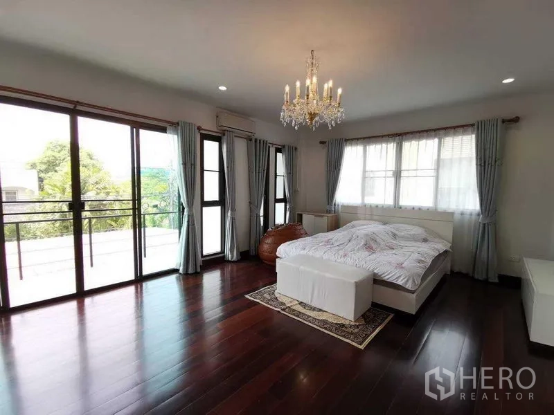 บ้าน ให้เช่าในPrawet, Bangkok - มาสเตอร์สวีทกว้าง พร้อมประตูกระจกออกระเบียง โคมไฟระย้า และพื้นไม้สีเข้ม
