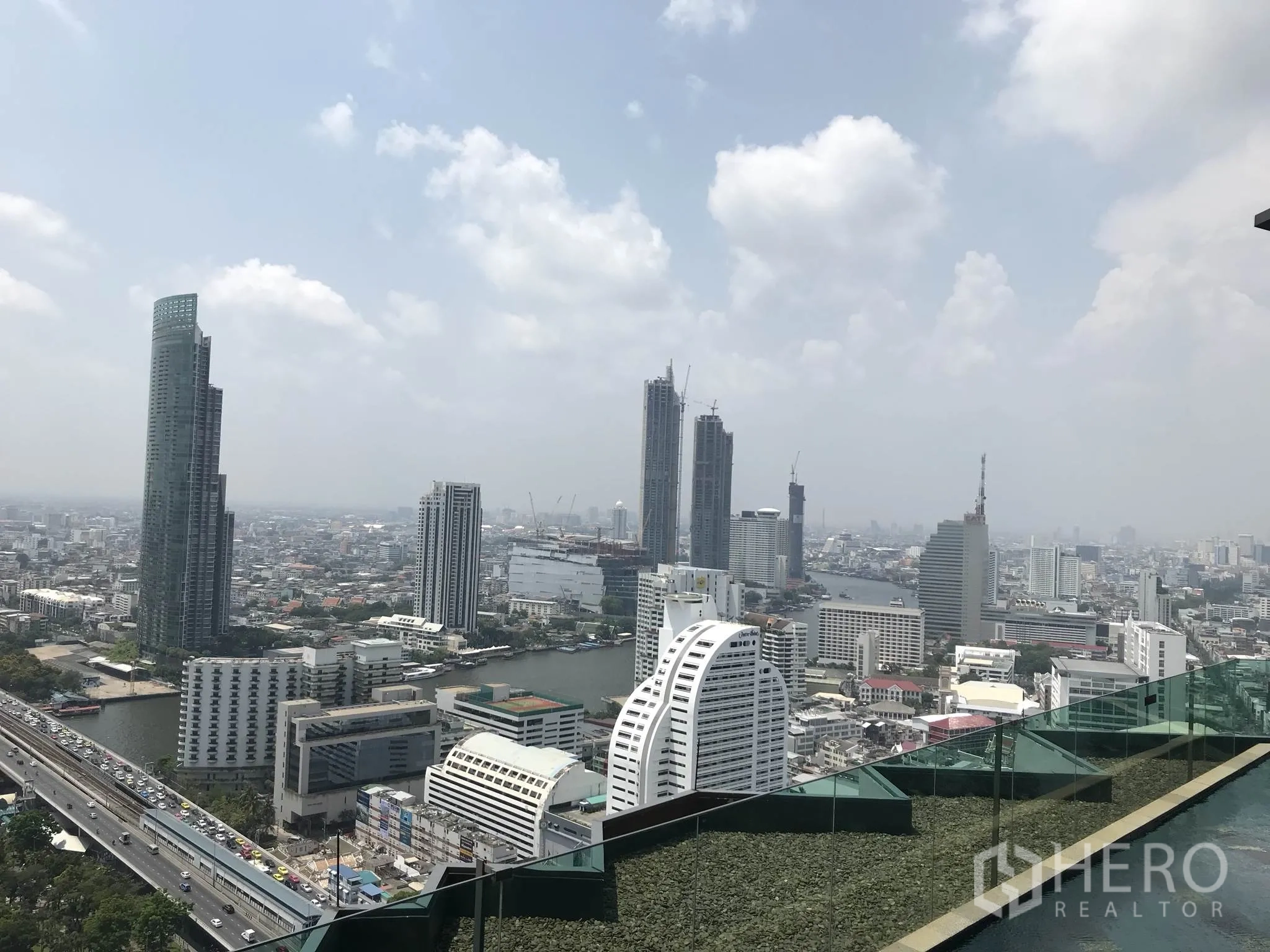 公寓 出租或出售在Sathon, Bangkok - 公寓屋顶俯瞰昭披耶河的全景城市景观。