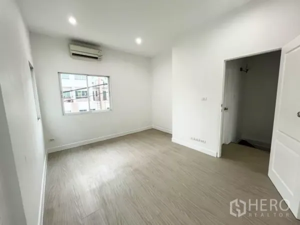 Home Office for rent in Bueng Kum, Bangkok - Corner room with large windows, recessed lights and an air-conditioner.