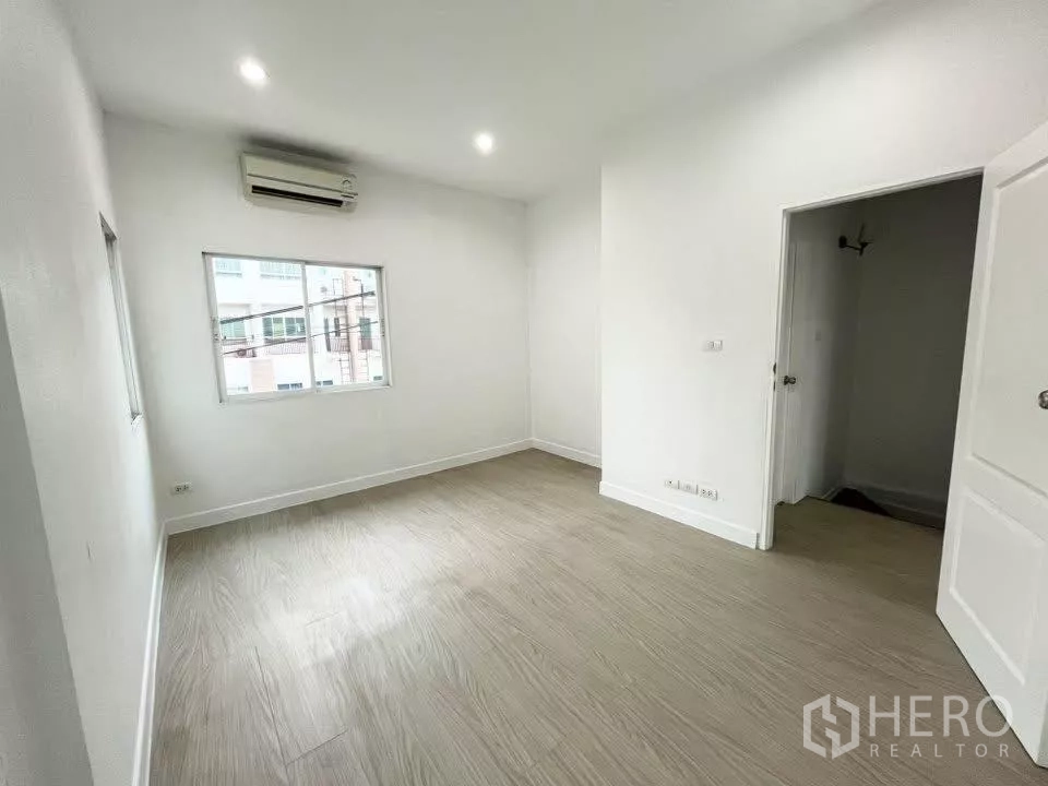 Home Office for rent in Bueng Kum, Bangkok - Corner room with large windows, recessed lights and an air-conditioner.