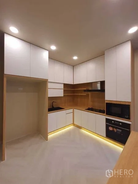 บ้าน ขายในPrawet, Bangkok - ครัวรูปตัวแอลตู้สีขาวพร้อมไฟใต้ตู้ดีไซน์โมเดิร์น
