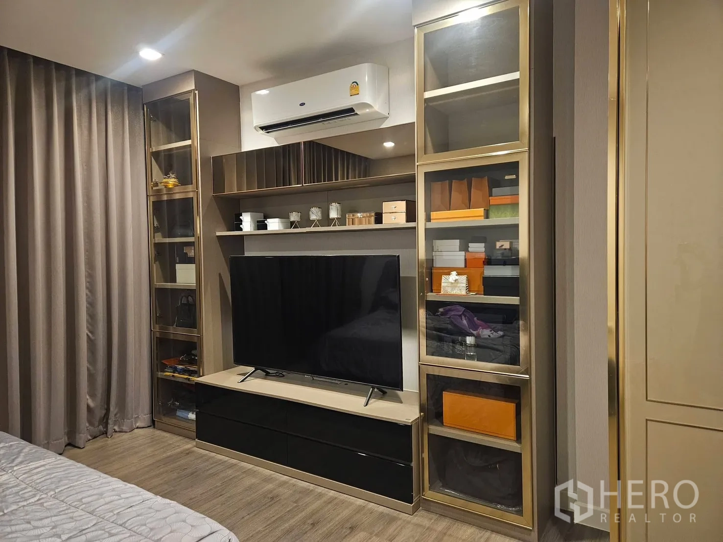 Detached House for rent in Saphan Sung, Bangkok - Bedroom media wall with TV and glass display cabinets.