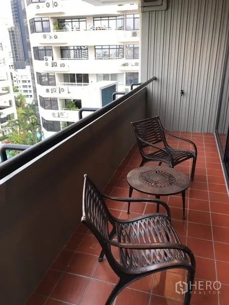 公寓 出售在Watthana, Bangkok - 阳台红陶地砖，双椅与小茶几