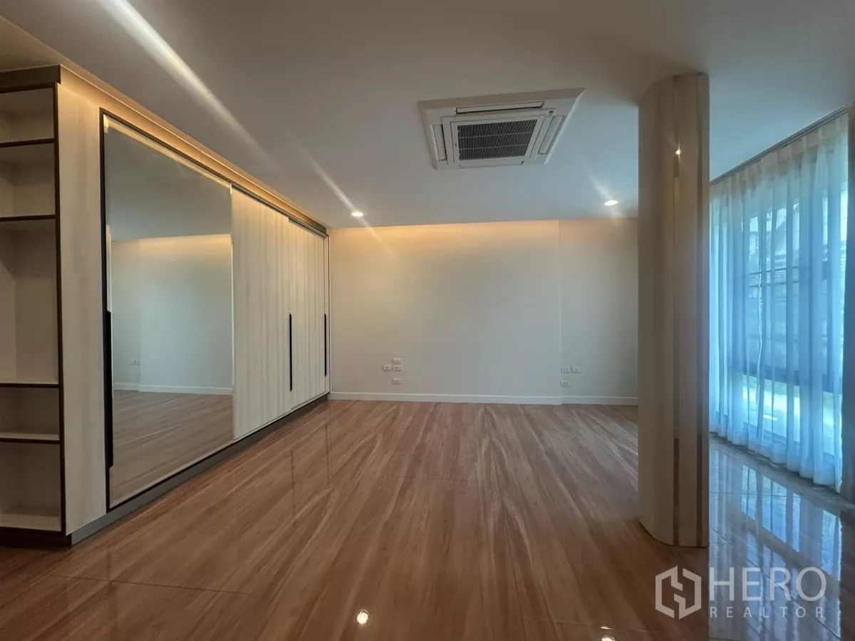联排别墅 出租在Watthana, Bangkok - 主卧配镜面大衣柜与吊顶嵌入式空调。