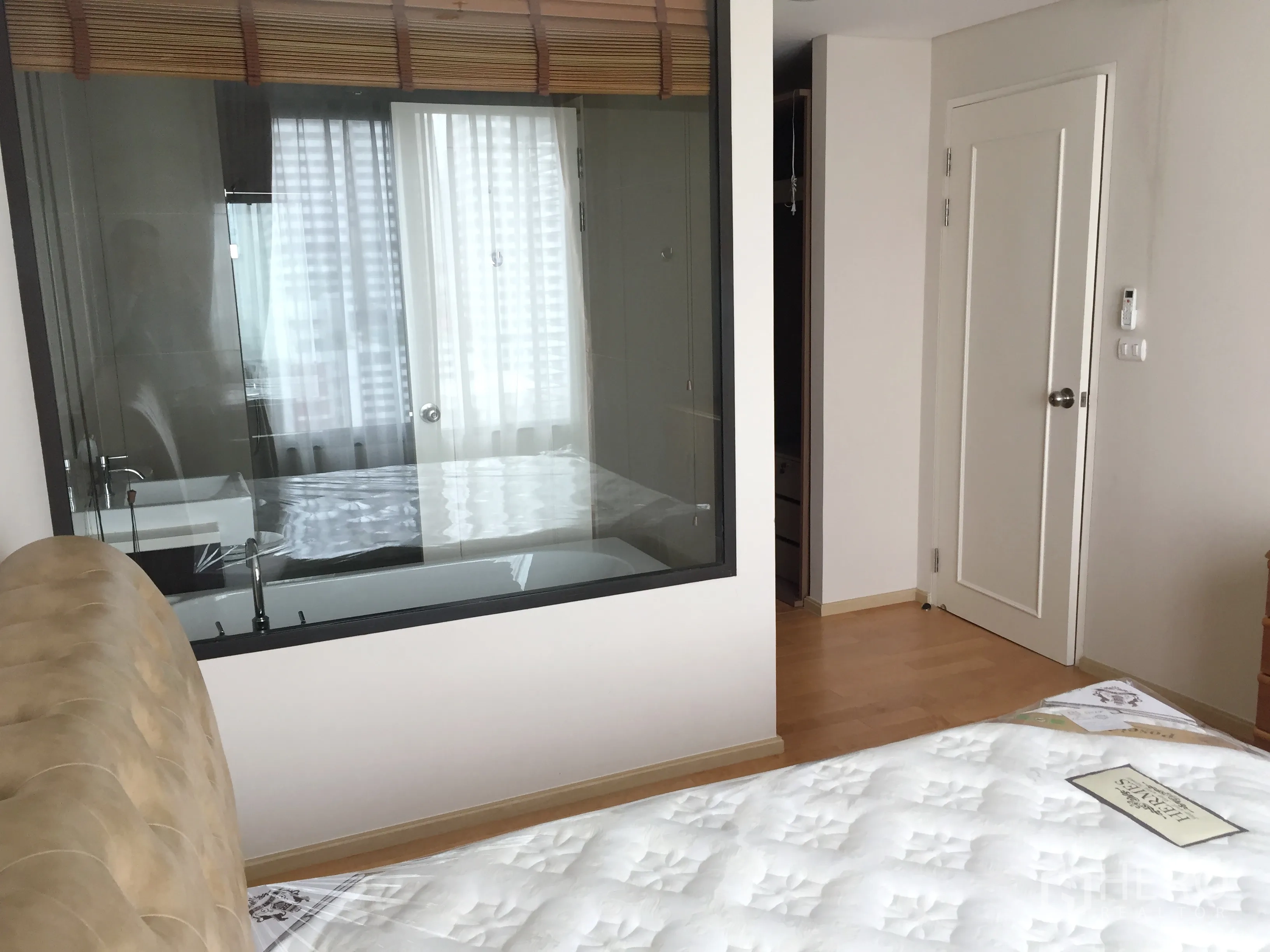 公寓 出租在Ratchathewi, Bangkok - 卧室设玻璃隔断，可见带浴缸与台盆的一体卫浴。