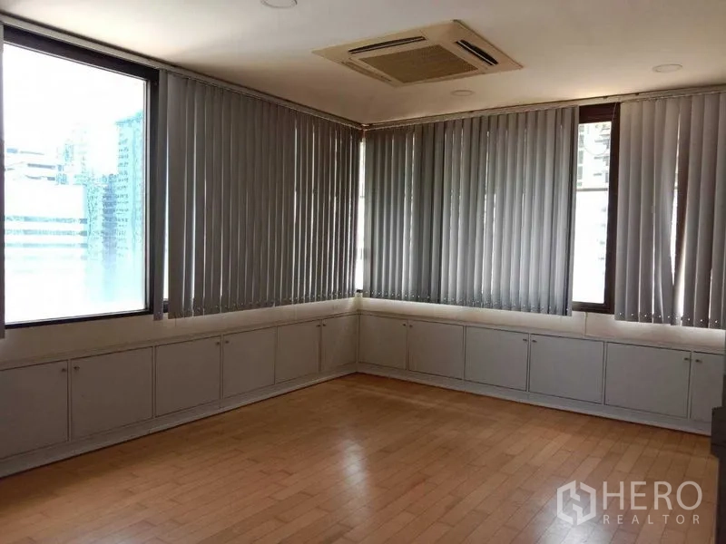 สำนักงาน ให้เช่าในWatthana, Bangkok - ห้องมุมพร้อมหน้าต่างบานใหญ่ ม่านปรับแสงแนวตั้ง และพื้นไม้สีอ่อน