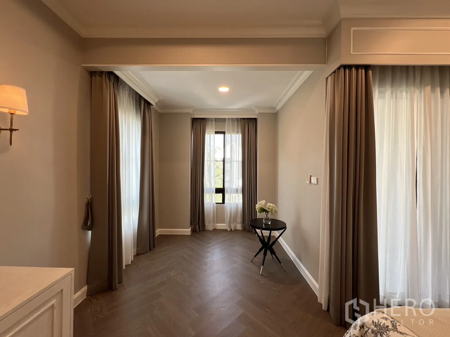Detached House for rent in Saphan Sung, Bangkok - Primary suite sitting alcove with floor‑to‑ceiling curtains.