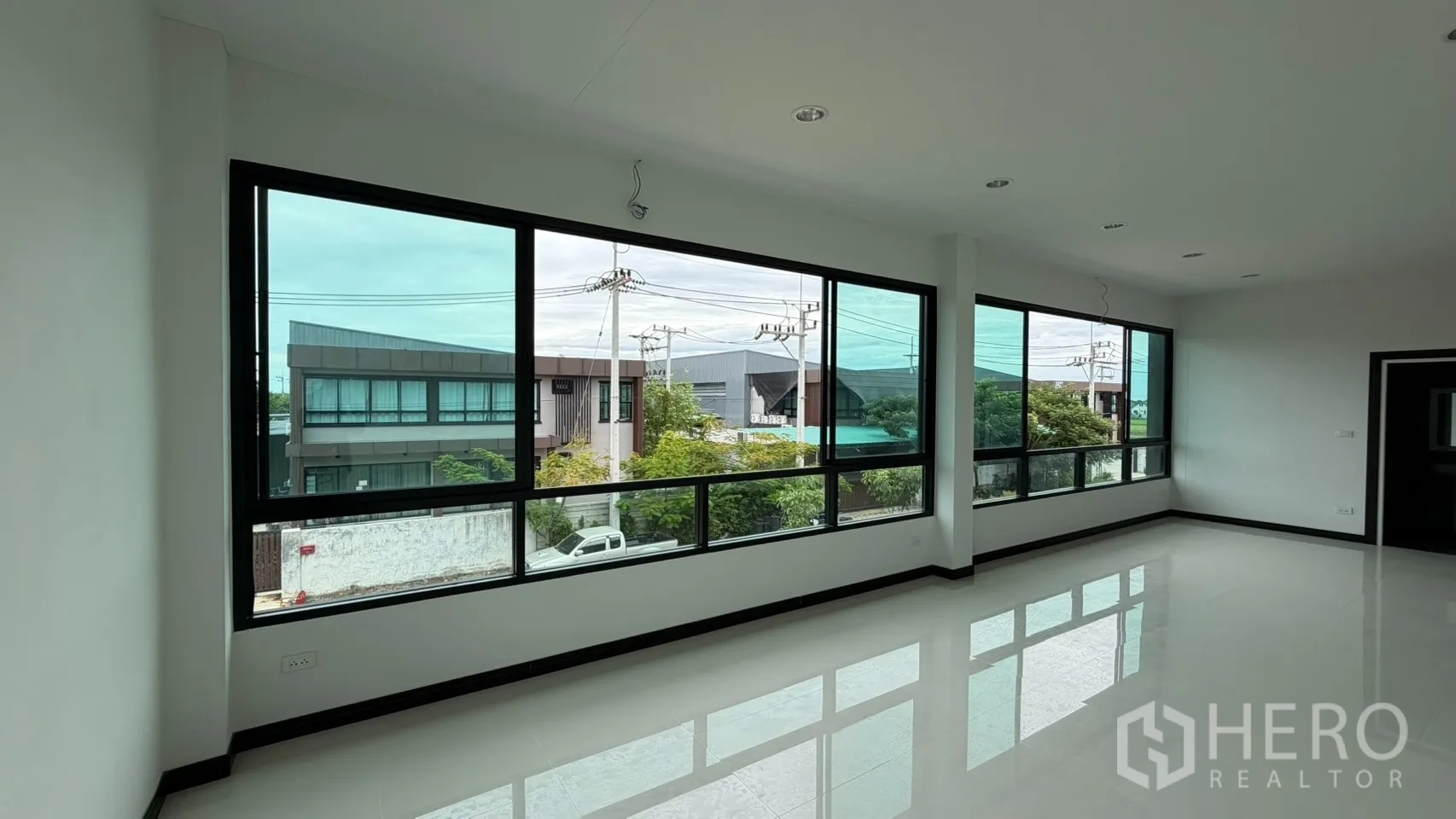 工厂 for sale in Bang Len, Nakhon Pathom - 楼上一角办公室，落地窗俯瞰街景。