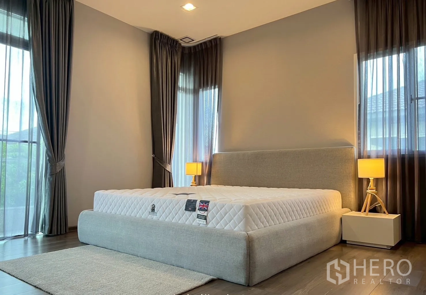 独立式住宅 出租在Prawet, Bangkok - 主卧望向步入式衣帽间与窗户
