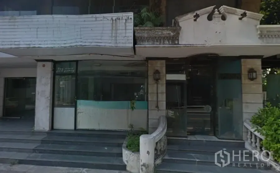 Retail Space for rent in Watthana, Bangkok - Street-facing retail storefront in Watthana, Bangkok with wide glass windows, glass door, entry steps, and classic columns.