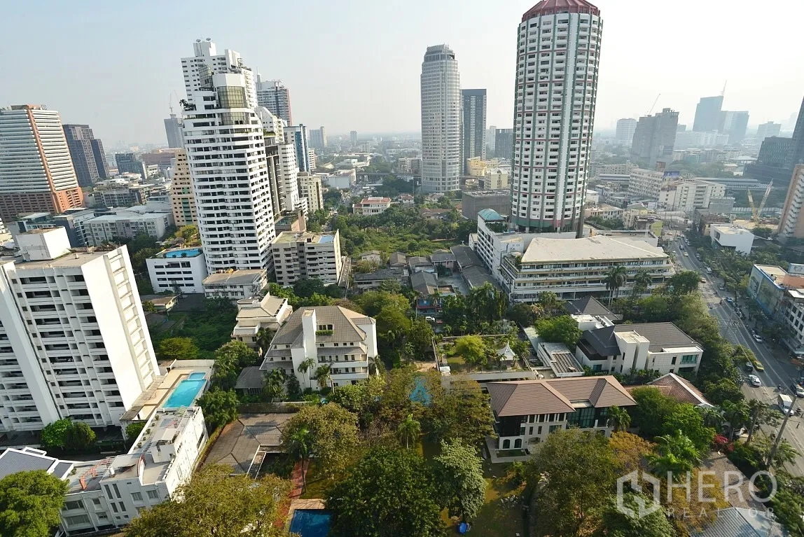 公寓 出租在Watthana, Bangkok - 瓦他那通罗一带高楼与绿地的城市天际线景观