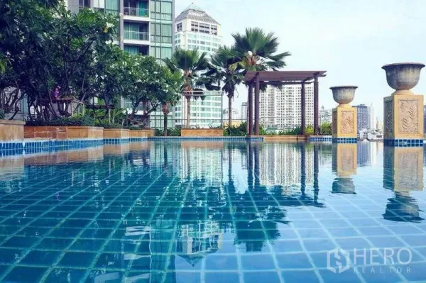公寓 出租在Watthana, Bangkok - 屋顶蓝色瓷砖泳池，设凉亭与天际线视野