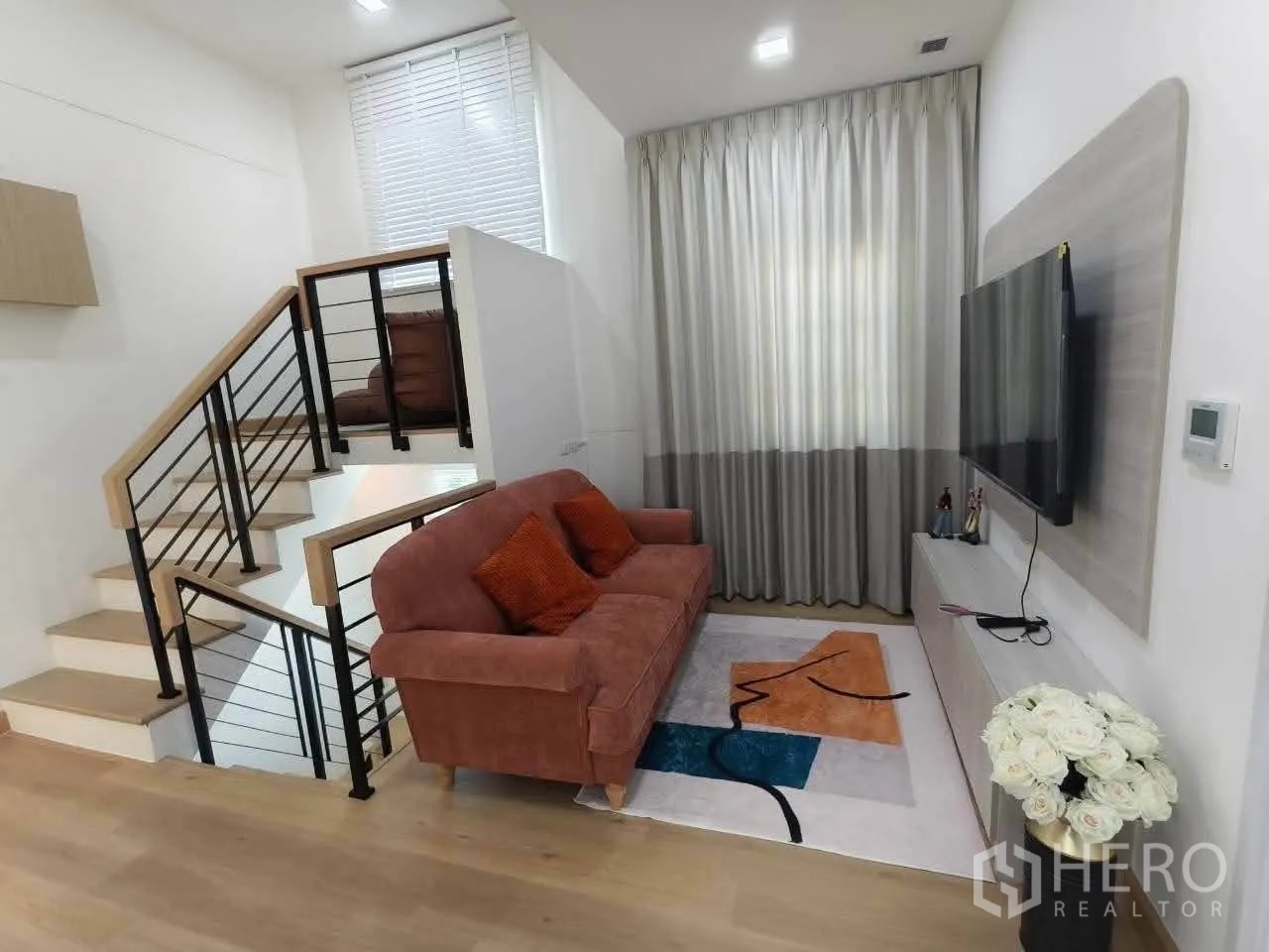 บ้านเดี่ยว for rent in Bang Phli, Samut Prakan - บันไดข้างมุมนั่งเล่นพร้อมราวเหล็กและขั้นไม้.