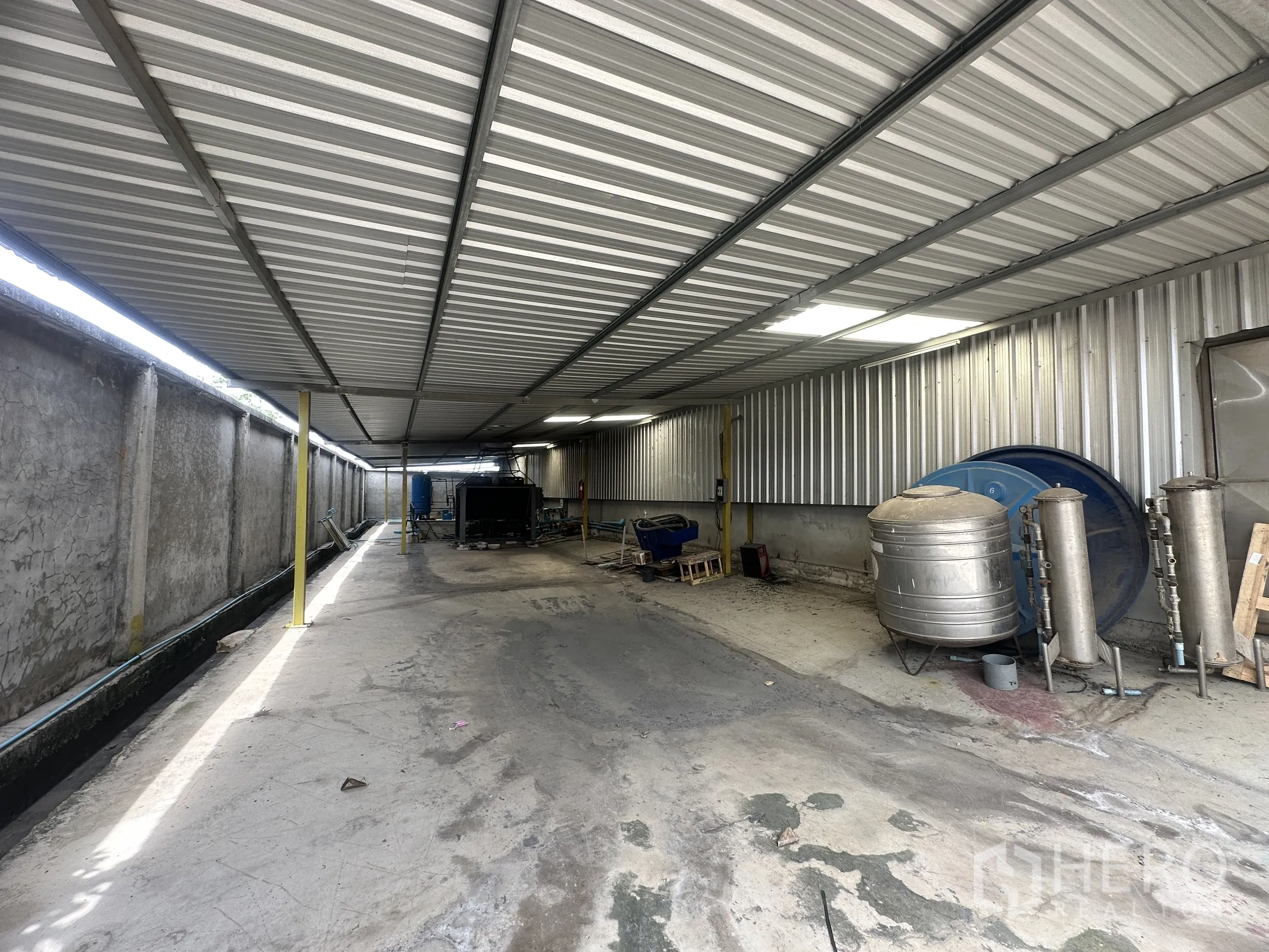 仓库 for rent in Mueang Samut Prakan, Samut Prakan - 建筑侧面带顶棚的装卸与设备区。