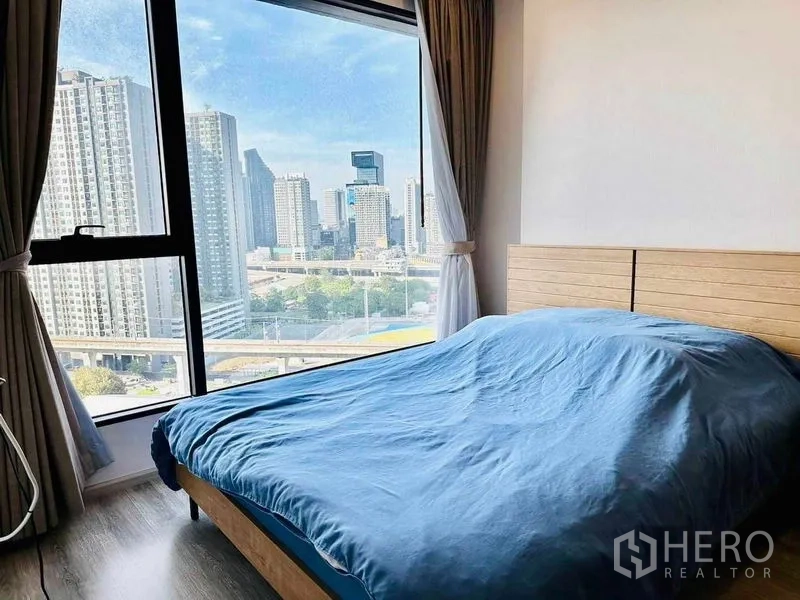 คอนโด ให้เช่าในHuai Khwang, Bangkok - ห้องนอนที่สอง หน้าต่างบานใหญ่มองเห็นสกายไลน์กรุงเทพฯ