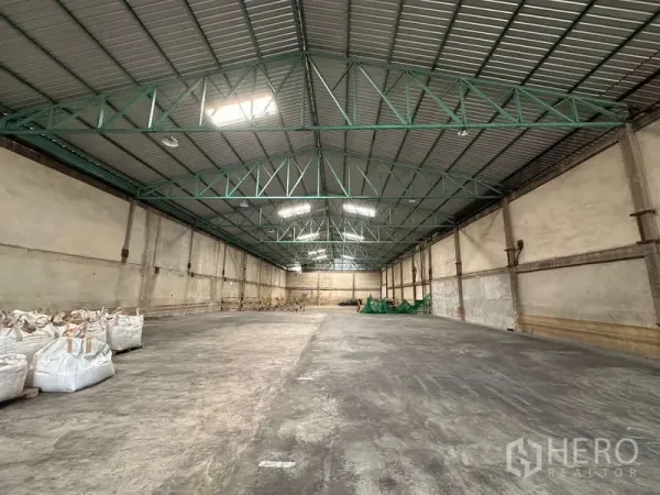 คลังสินค้า ให้เช่าในMueang Pathum Thani, Pathum Thani - ภายในโกดังโปร่งโล่ง หลังคาทรงจั่วโครงเหล็กสูงและแผ่นสกายไลต์