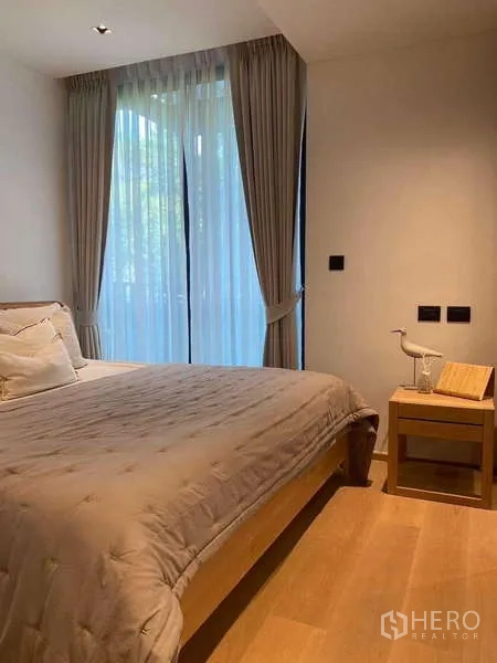 公寓 出租在Watthana, Bangkok - 卧室侧视图，带床头柜与高窗
