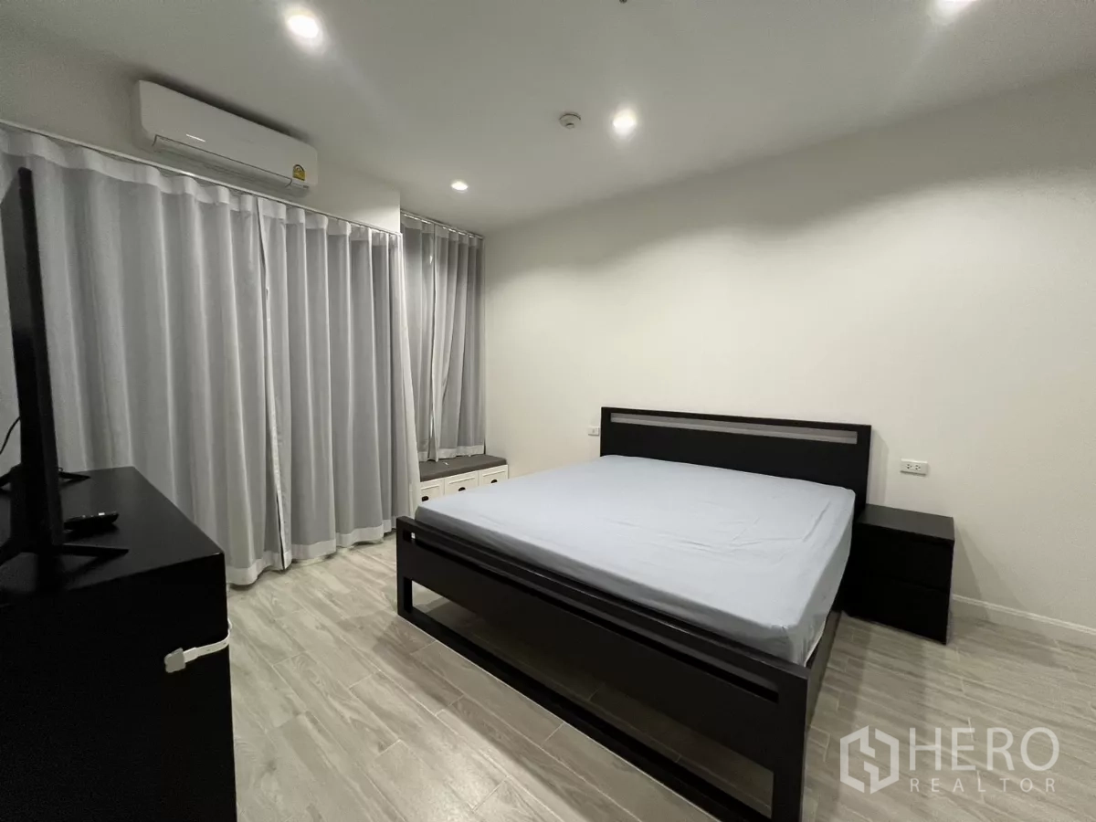 公寓 出租在Bang Kapi, Bangkok - 主卧配双人床、窗帘与空调。