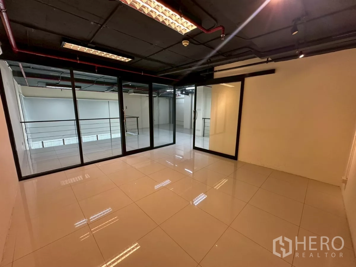 办公空间 出租在Khlong Toei, Bangkok - 私密会议室内部，推拉玻璃门与深色天花。