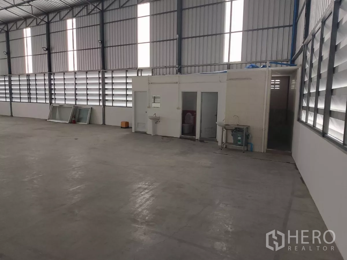 货栈 出租在Huai Khwang, Bangkok - 仓库内的办公室区特写，配有洗手盆和卫生间。