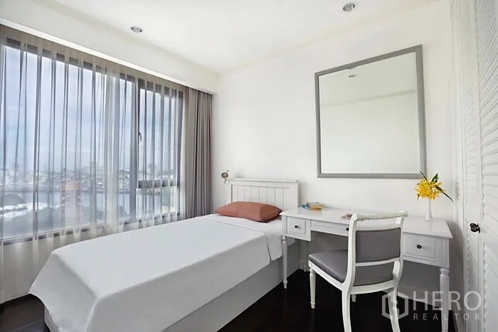 公寓 出租在Khlong San, Bangkok - 单人卧室，书桌与镜子，宽窗享城市景观。