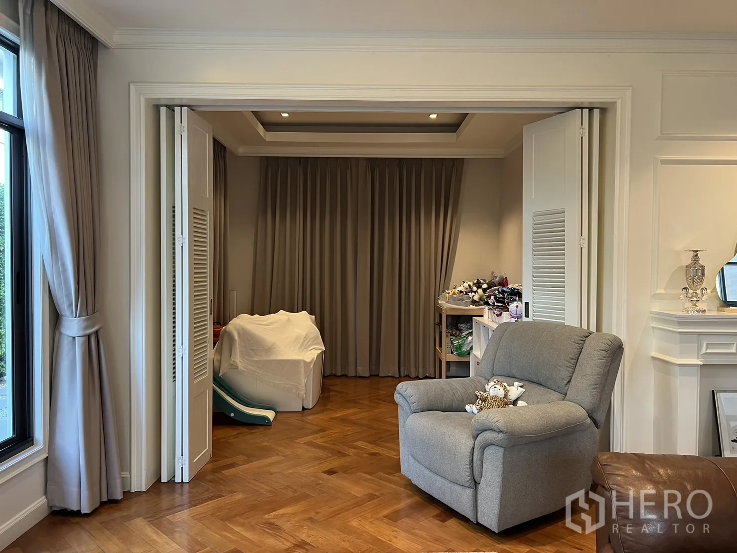 บ้าน ให้เช่าในSuan Luang, Bangkok - มุมมองใกล้ของห้องอเนกประสงค์พร้อมประตูพับและเก้าอี้