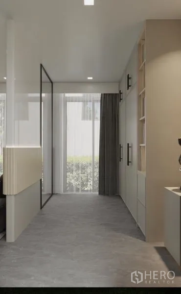 Detached House for rent in Saphan Sung, Bangkok - Bright hallway with glass door, built‑in cabinets and a view to the garden.