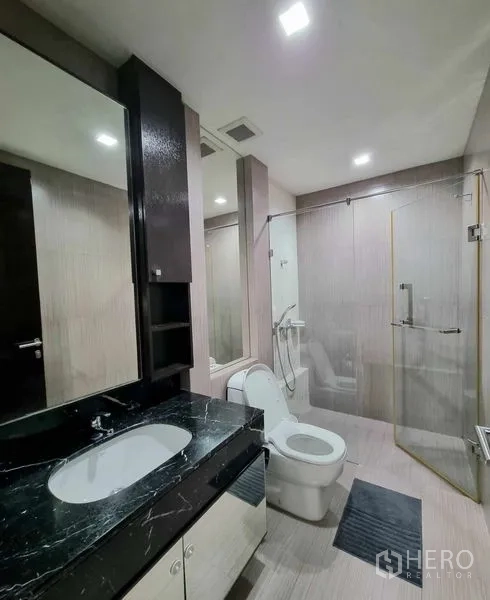 公寓 出售在Watthana, Bangkok - 现代卫浴，黑色石材台盆、坐便与玻璃淋浴间