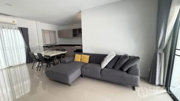 联排别墅 for rent in Bang Phli, Samut Prakan - 客餐厅一体，灰色转角沙发与亮面地砖。
