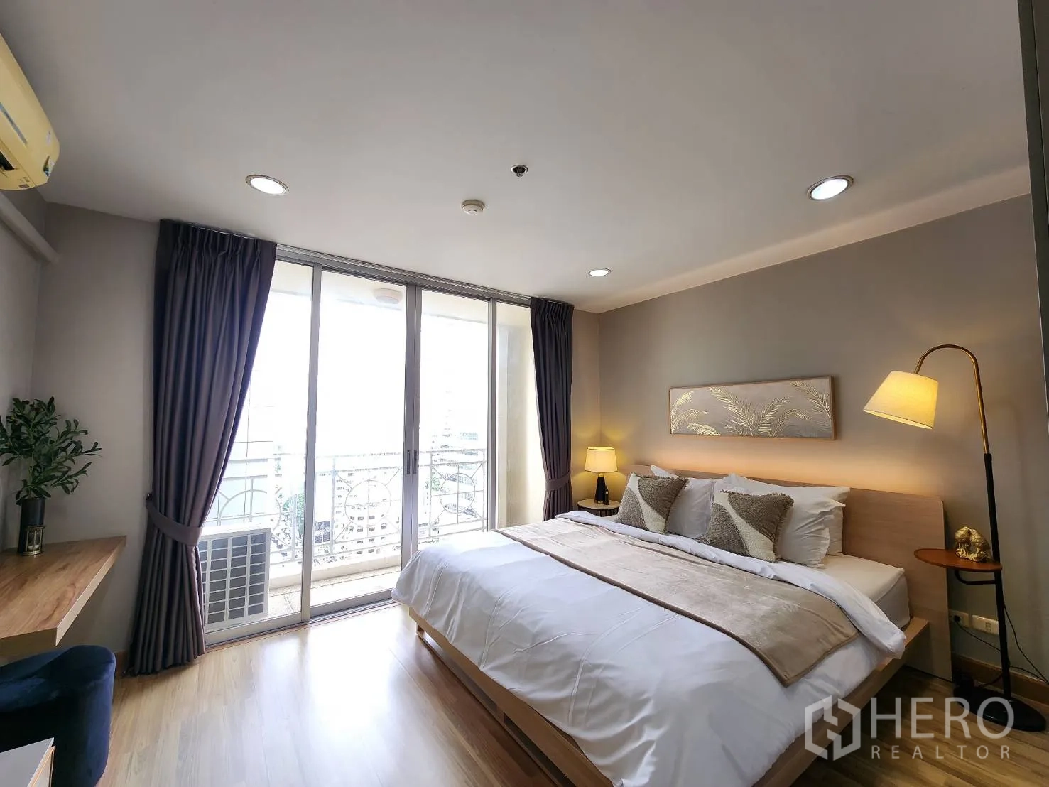 公寓 for rent in Watthana, Bangkok - 采光充足的卧室，落地玻璃门直通阳台。