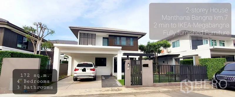 บ้าน ให้เช่าในBang Phli, Samut Prakan - ด้านหน้าบ้านสองชั้นพร้อมรั้วและที่จอดรถในร่ม