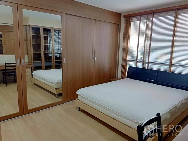 公寓 出租在Bang Rak, Bangkok - 主卧配大床、镜面衣柜与大窗百叶。