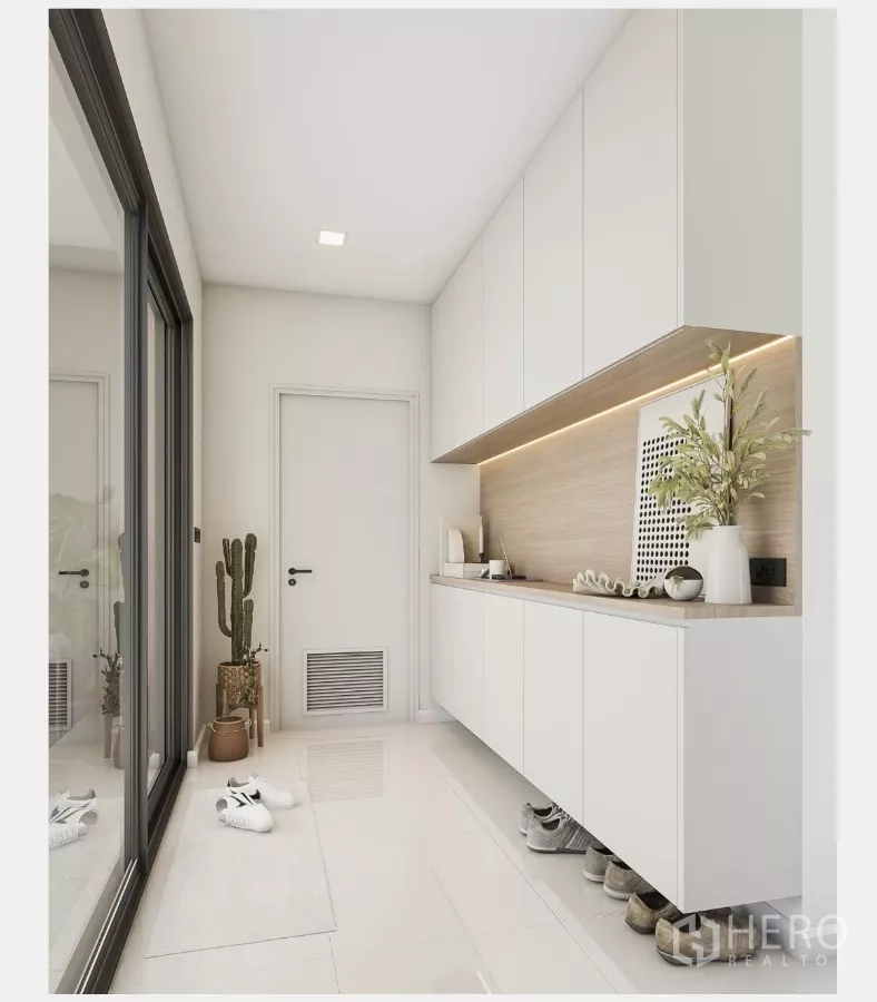 Townhouse for rent in Chatuchak, Bangkok - Entry corridor with white cabinets, shoe storage and sliding glass door.