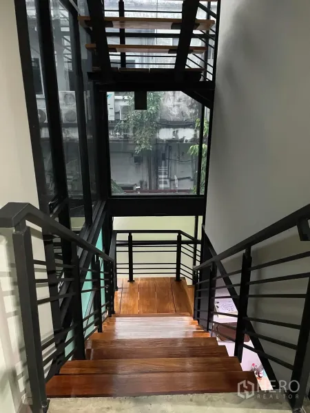 สำนักงาน ให้เช่าในKhlong Toei, Bangkok - บันไดภายในโครงเหล็กสีดำ ขั้นไม้ และกระจกบานใหญ่รับแสงธรรมชาติ