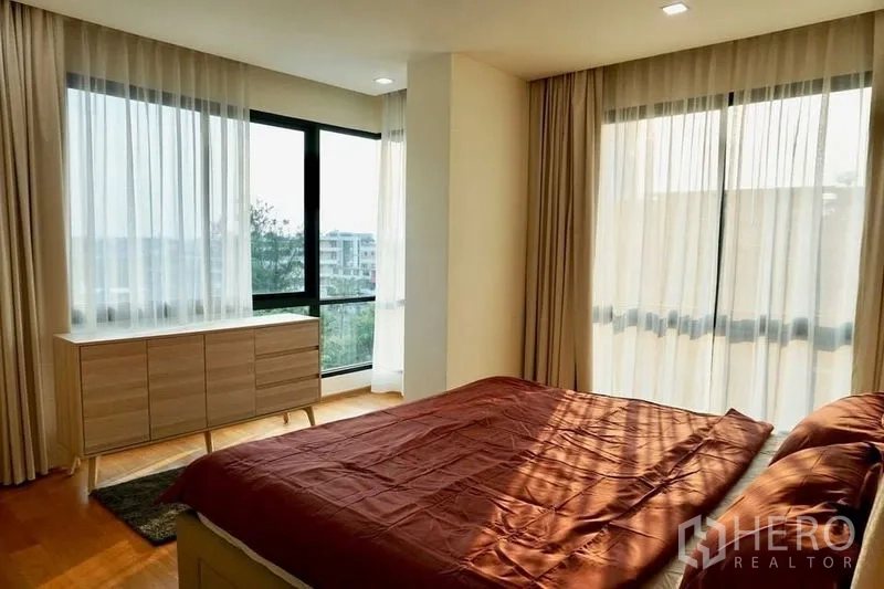 公寓 出租在Khlong Toei, Bangkok - 转角卧室，落地窗与斗柜，阳光充足