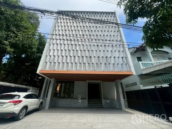 สำนักงานที่บ้าน ให้เช่าหรือขายในPhra Khanong, Bangkok - ด้านหน้าโฮมออฟฟิศ 3.5 ชั้น สไตล์โมเดิร์น พร้อมลานจอดรถ
