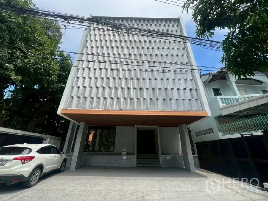 สำนักงานที่บ้าน ให้เช่าหรือขายในPhra Khanong, Bangkok - ด้านหน้าโฮมออฟฟิศ 3.5 ชั้น สไตล์โมเดิร์น พร้อมลานจอดรถ