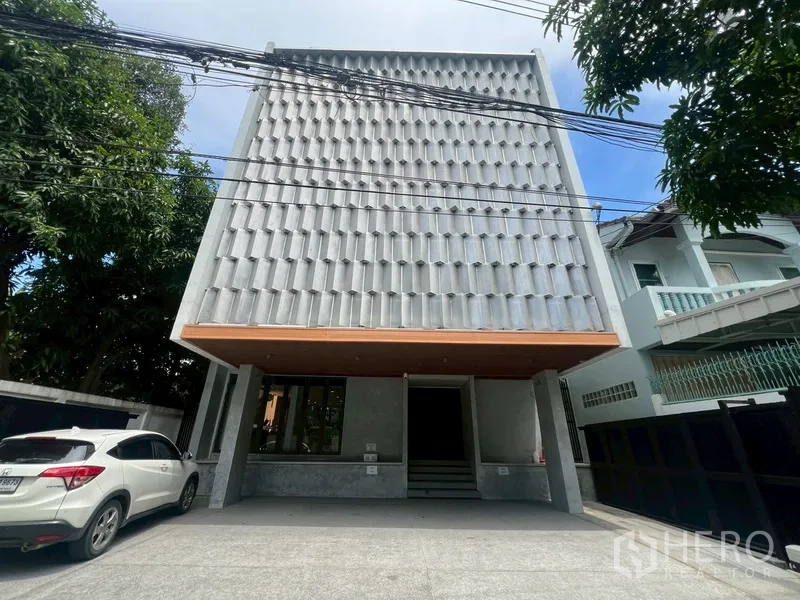 สำนักงานที่บ้าน ให้เช่าหรือขายในPhra Khanong, Bangkok - ด้านหน้าโฮมออฟฟิศ 3.5 ชั้น สไตล์โมเดิร์น พร้อมลานจอดรถ