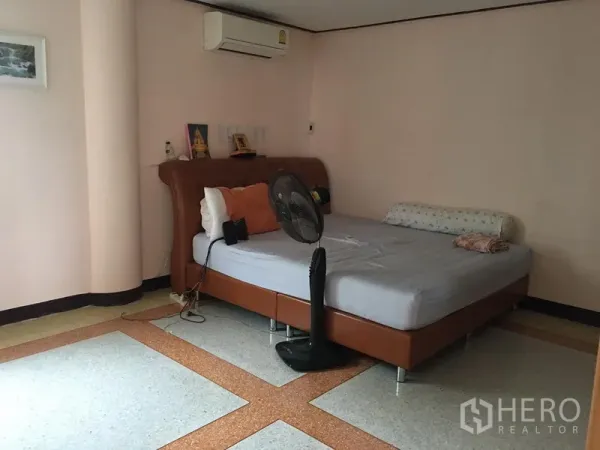 带办公室的家 出售在Suan Luang, Bangkok - 带空调的私密房间，浅色墙面与大床，可作主管办公室或卧室。