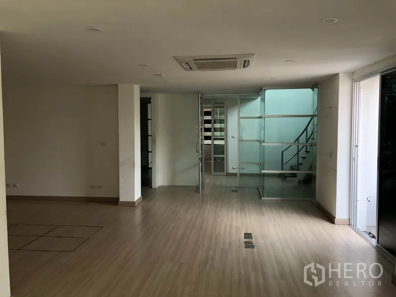 带办公室的家 出租在Wang Thonglang, Bangkok - 开放工作区，木地板，玻璃墙与后方玻璃围合楼梯。